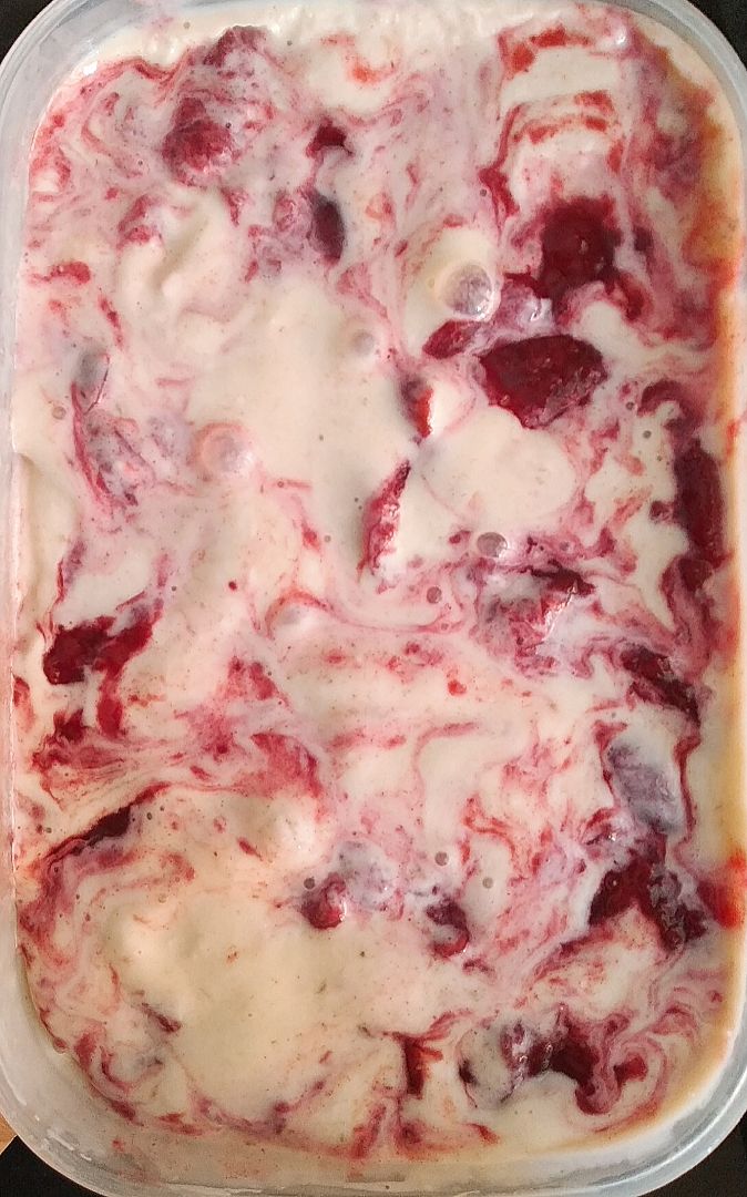 Helado proteico de yogur y mermelada de cerezas Helado proteico de yogur y mermelada de cerezas