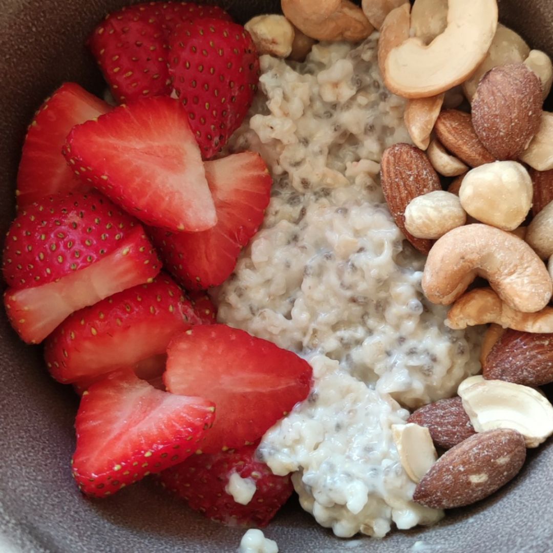 Avena con bebida de coco, chía, fresas y frutos secos Avena con bebida de coco, chía, fresas y frutos secos