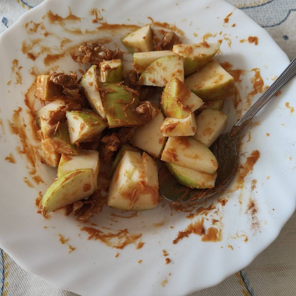 Manzana con crema de cacahuete, nueces y canela 