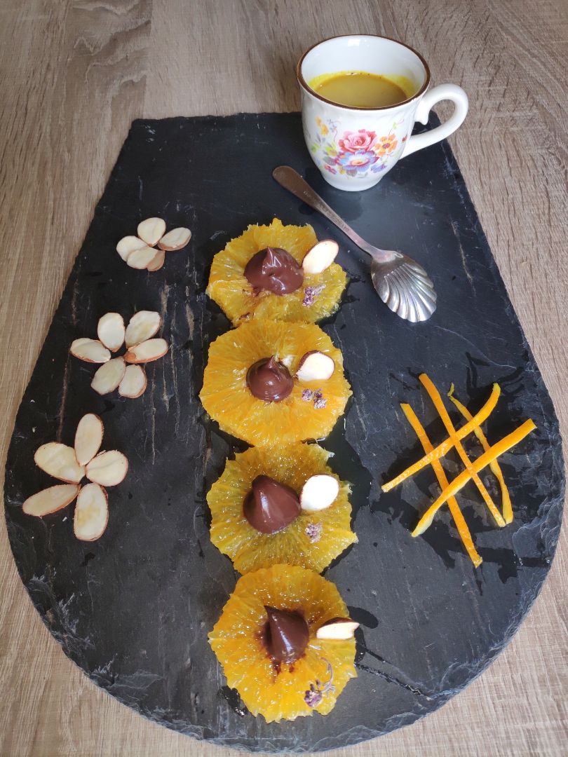 Carpaccio de naranja con cacao 100% almendra natural y flor de tomillo y leche dorada Carpaccio de naranja con cacao 100% almendra natural y flor de tomillo y leche dorada