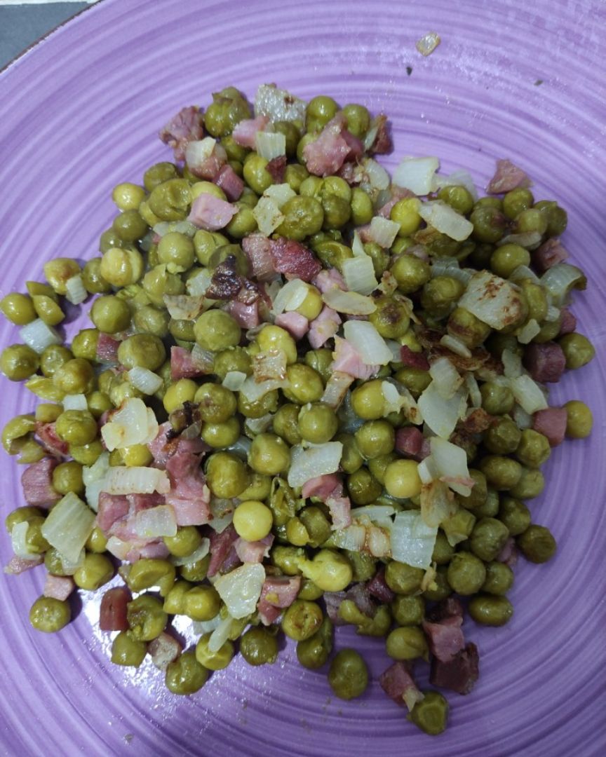 Guisantes con jamon y cebolla