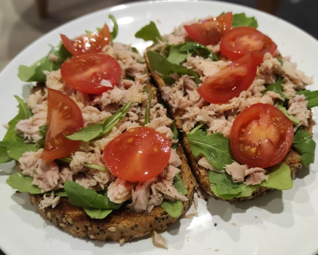 Tostada con atún Tostada con atún