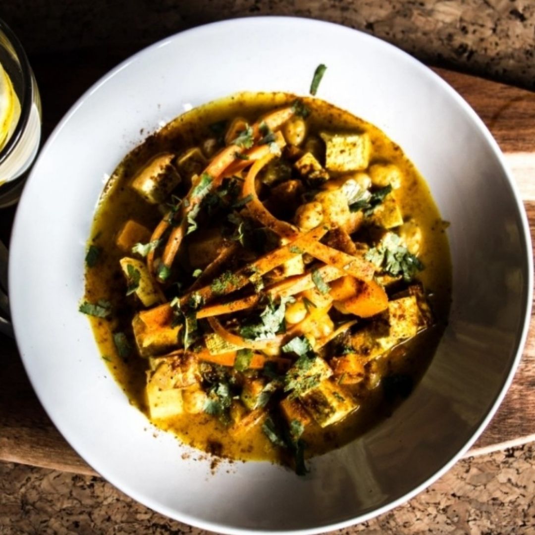 Curry de tofu ahumado con garbanzos y verduras