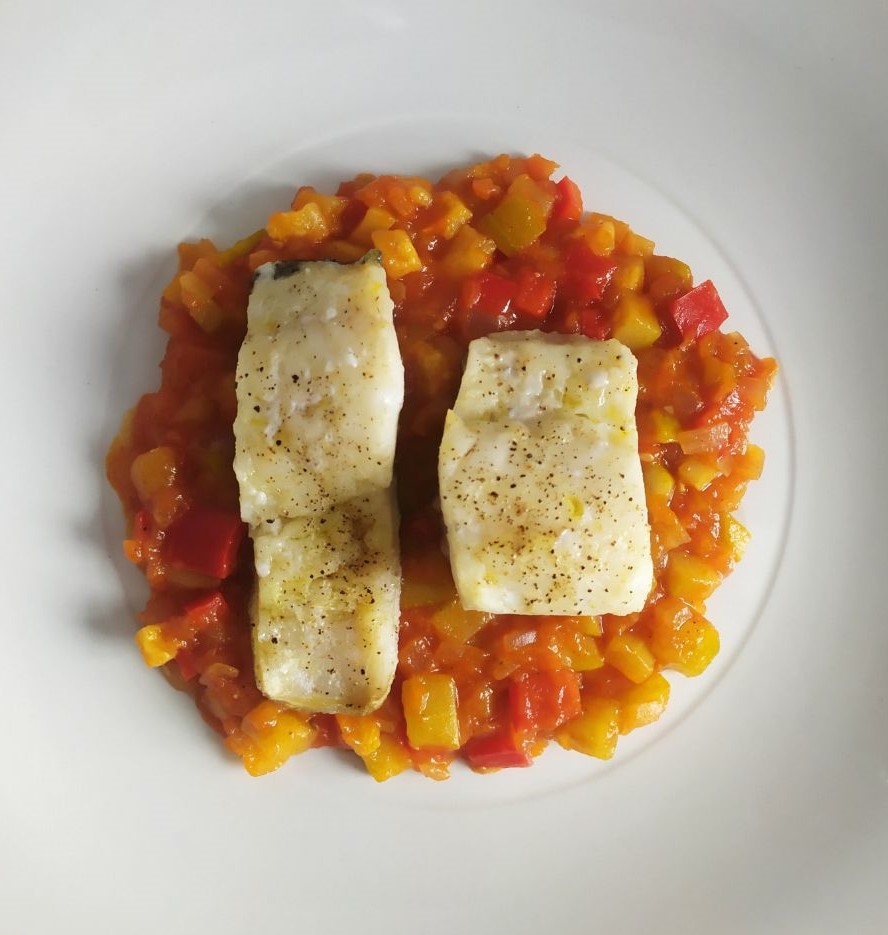 Bacalao al horno con pisto de verduras y patata Bacalao al horno con pisto de verduras y patata