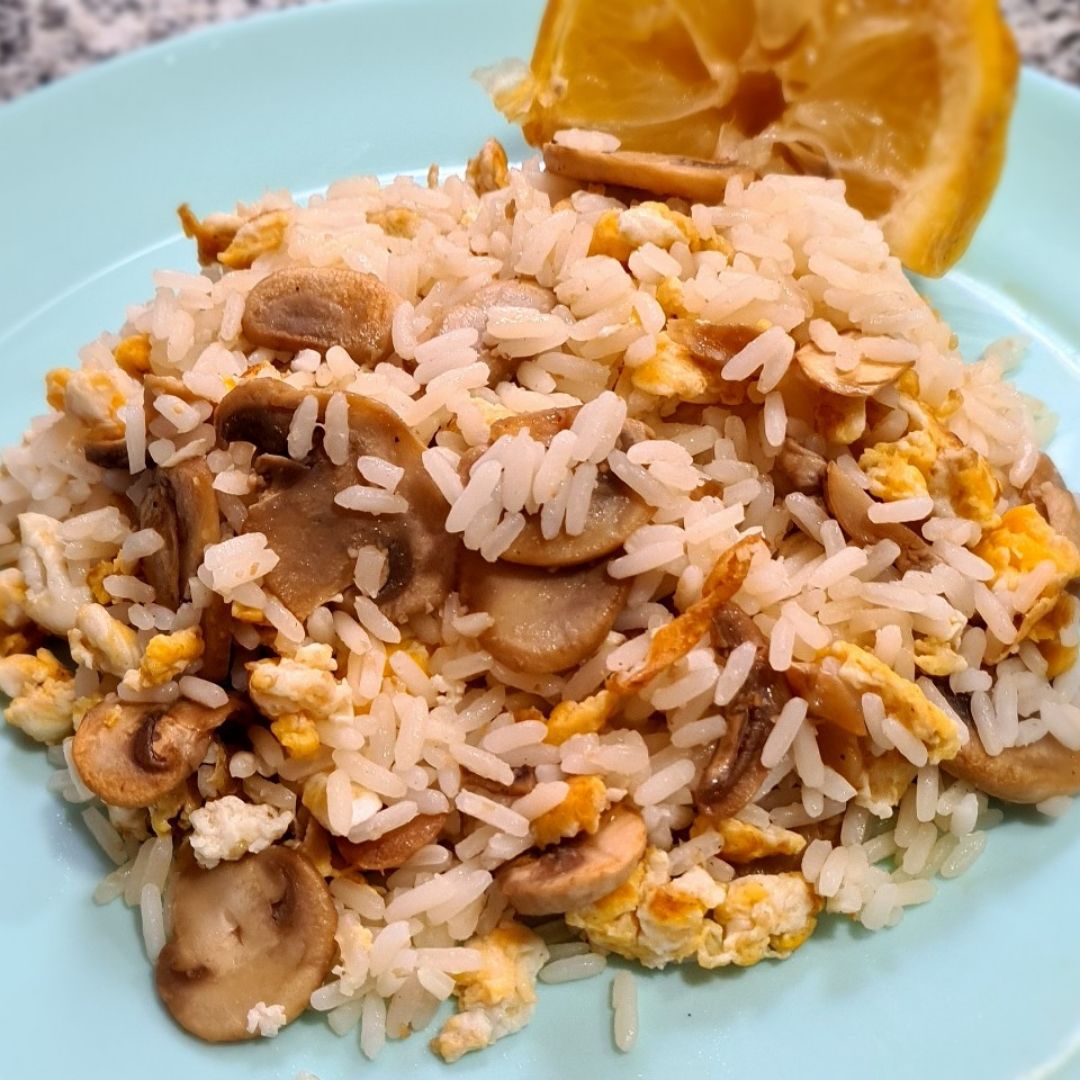Arroz al limón con huevo y champiñones. 