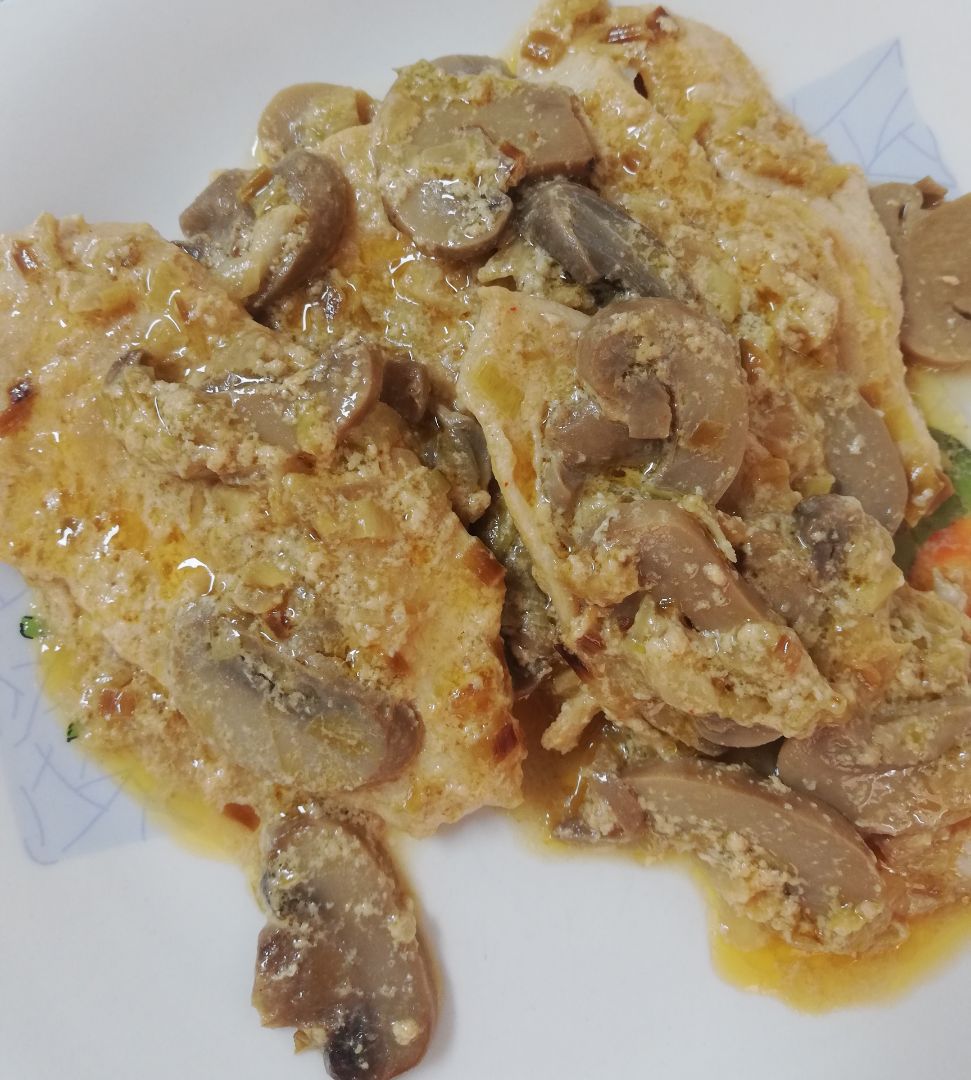 Pechugas de pollo con champiñones en salsa  