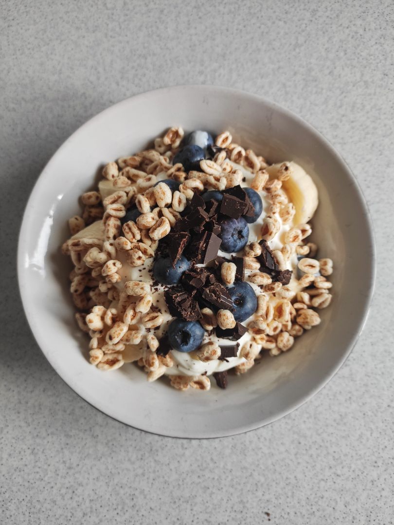 Queso fresco batido con cereales y fruta