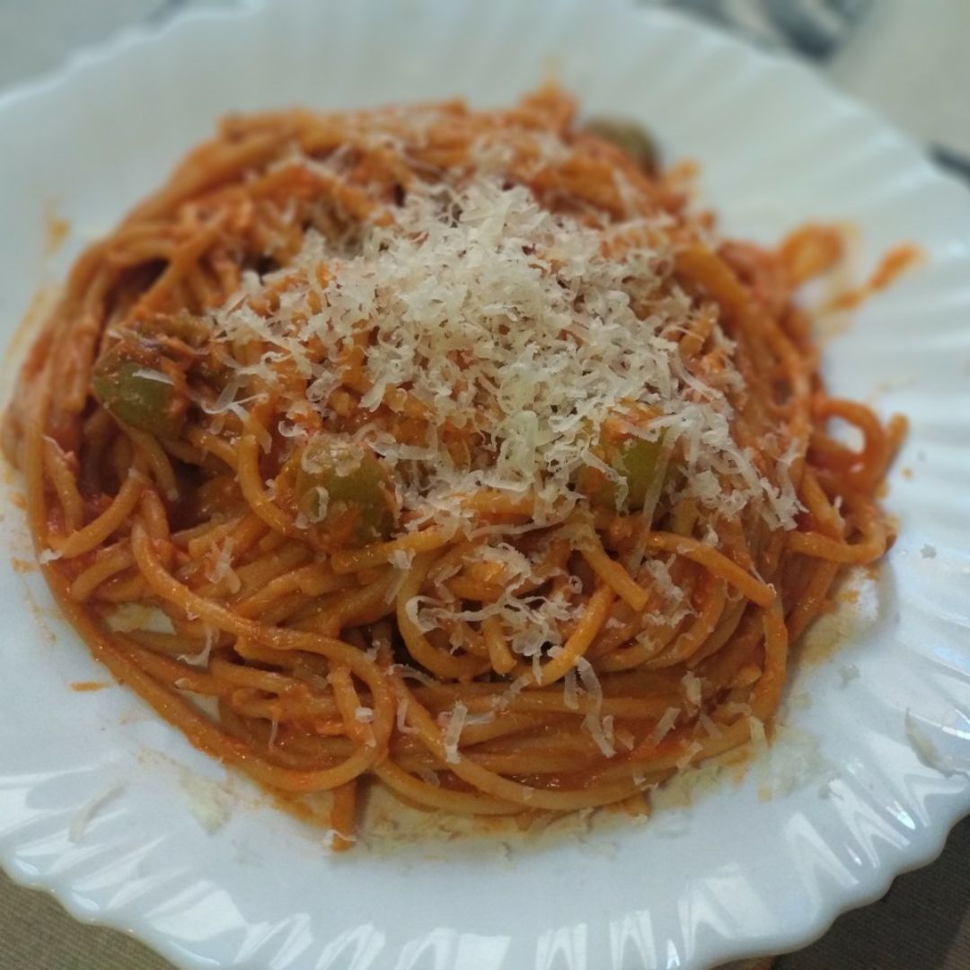 Spaguettis con caballa y aceitunas Spaguettis con caballa y aceitunas