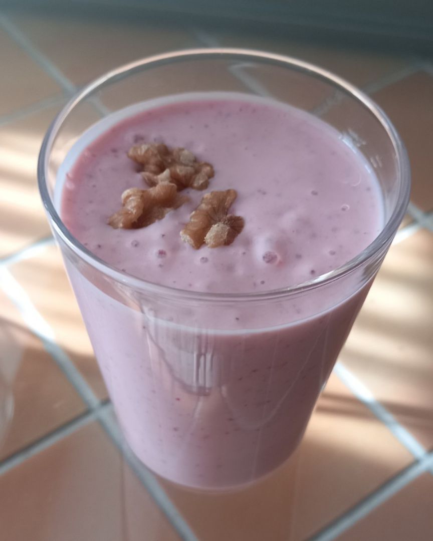 Batido rápido de fresa, plátano y nueces