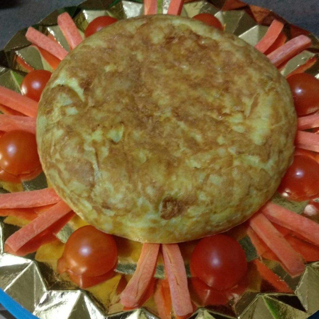 Tortilla de patatas rellenas de pavo y queso.