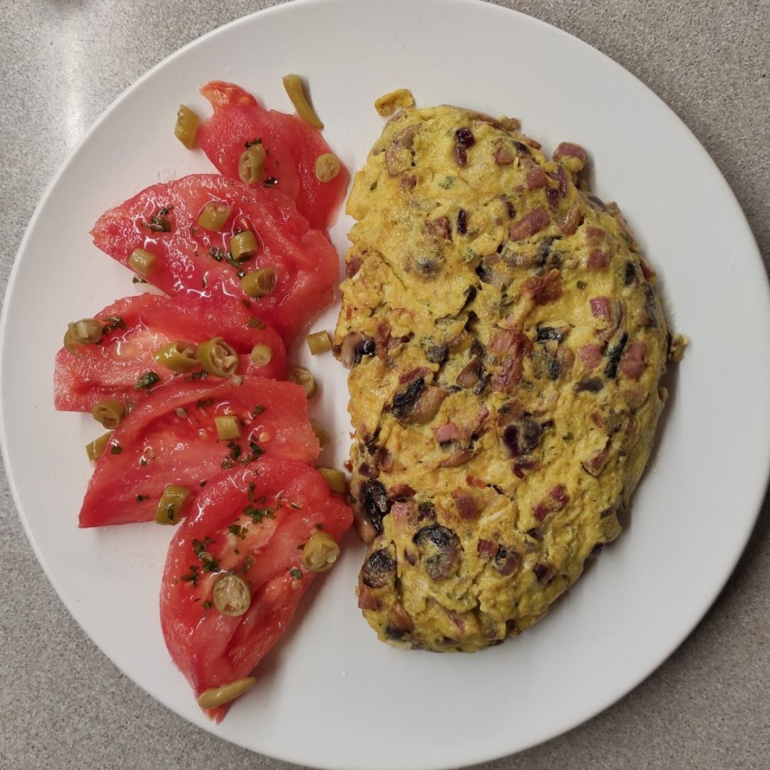 TORTILLA CON CHAMPIÑONES, CEBOLLA MORADA, TACOS DE JAMÓN YORK Y TOMATE CON GUINDILLAS TORTILLA CON CHAMPIÑONES, CEBOLLA MORADA, TACOS DE JAMÓN YORK Y TOMATE CON GUINDILLAS