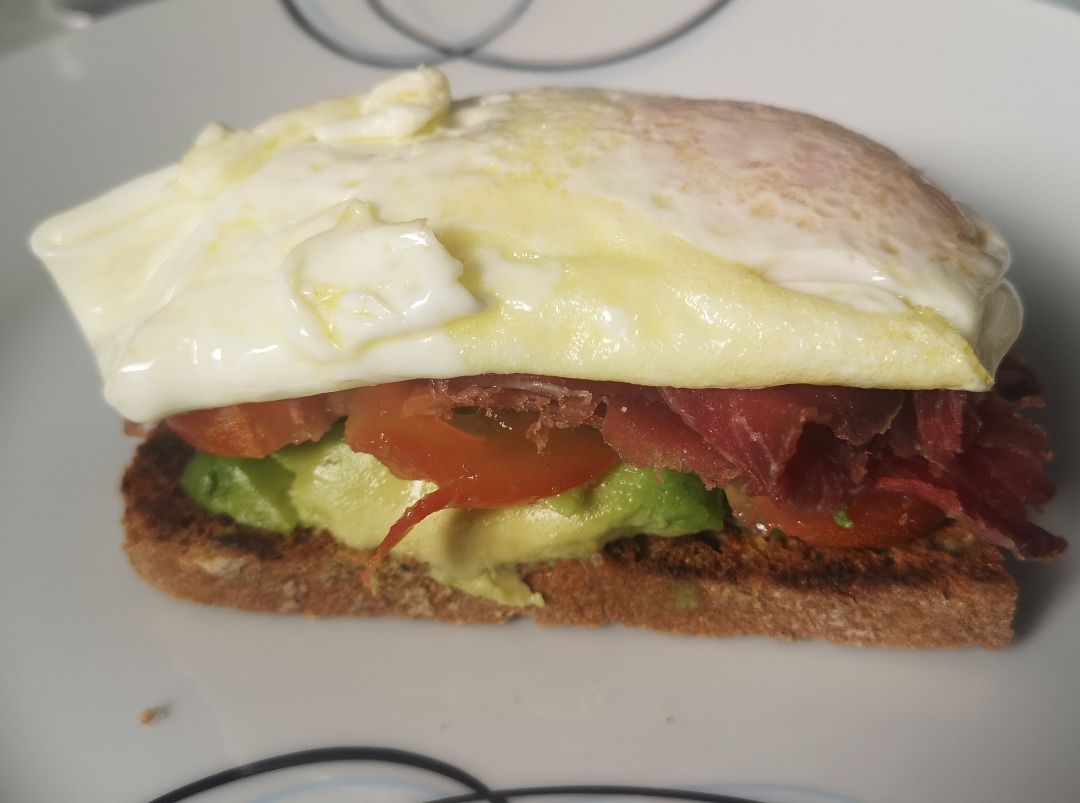 Tostada de aguacate, jamón y huevo Tostada de aguacate, jamón y huevo
