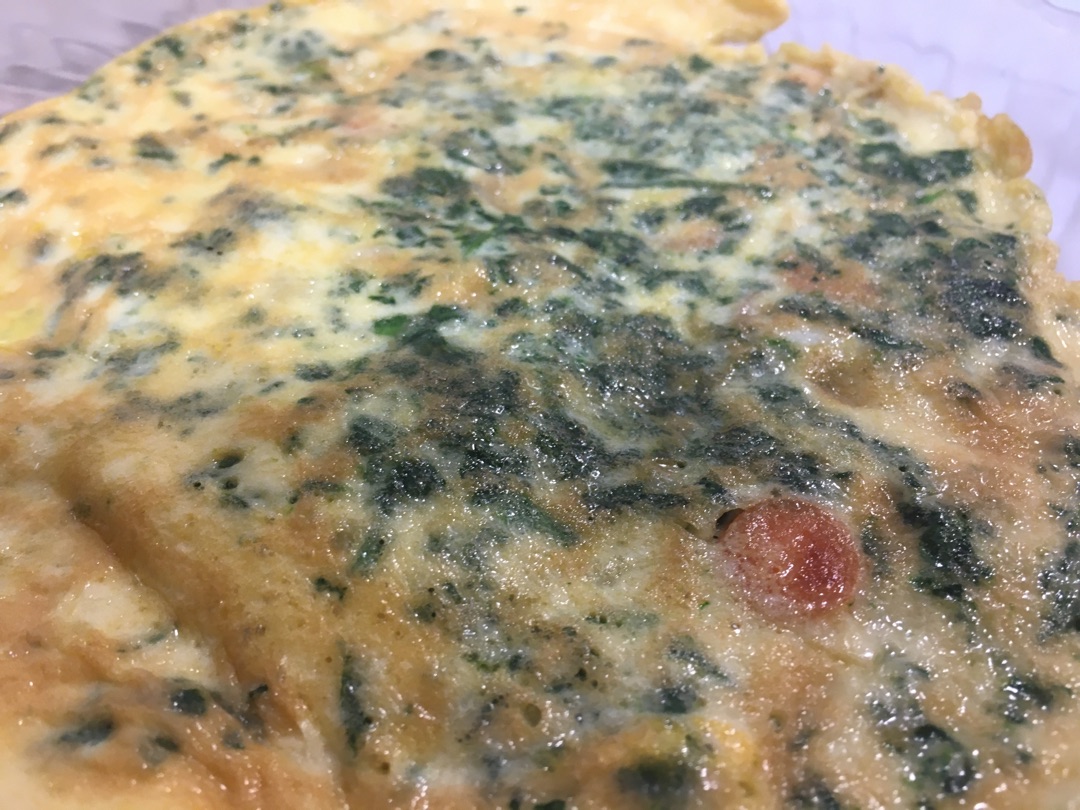 Preparación de la tortilla de espinacas, pimientos rojos asados y queso de cabra en freidora de aire