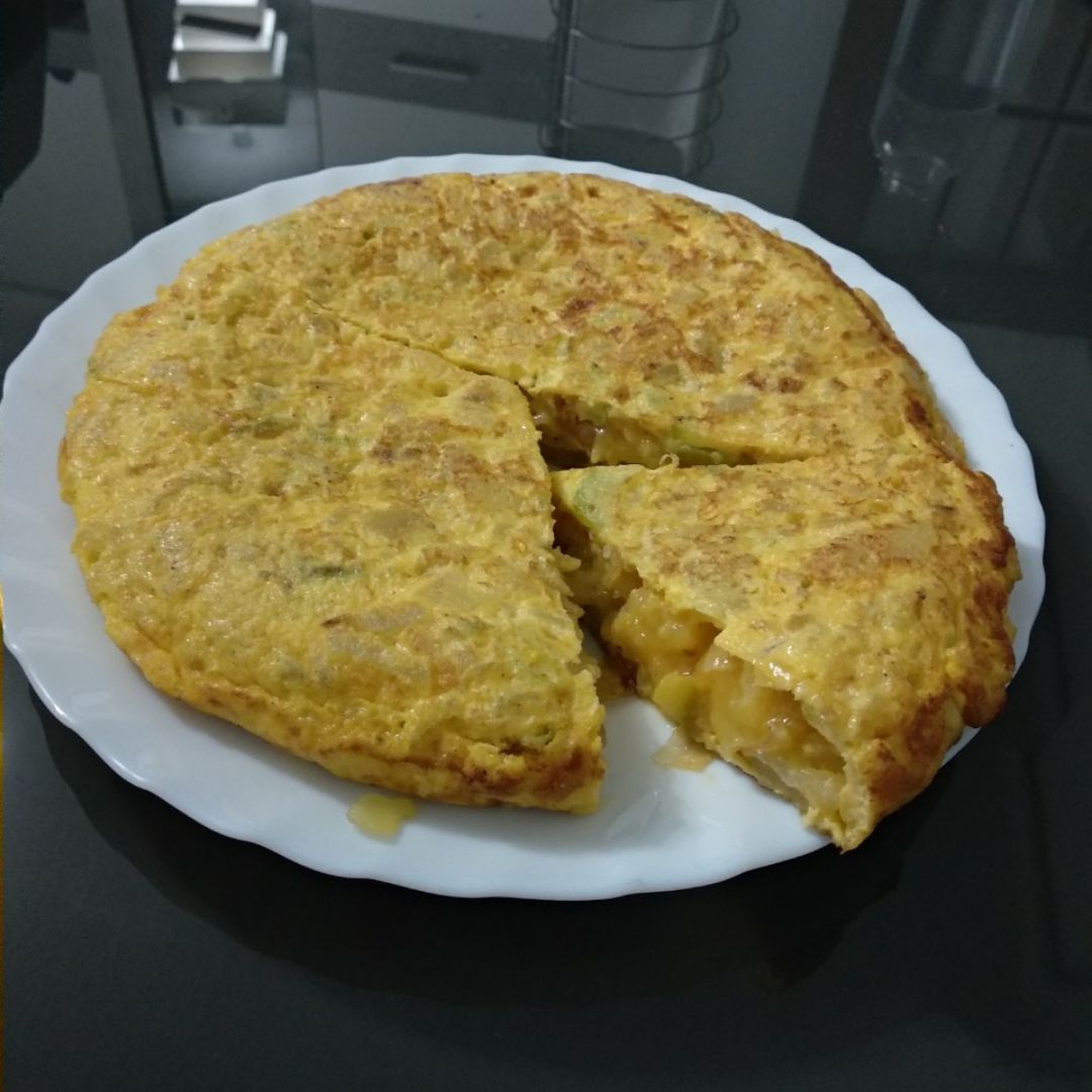 Tortilla de patata con cebolla y calabacín Tortilla de patata con cebolla y calabacín