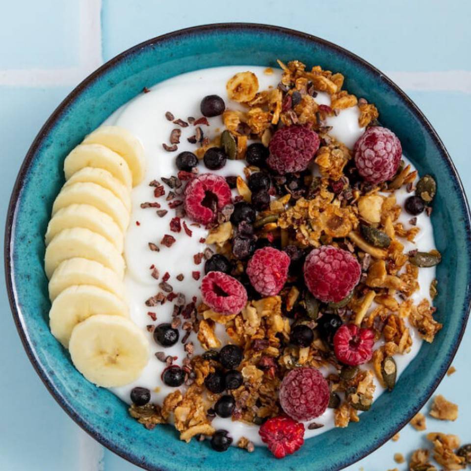 Bowl queso fresco batido y fruta