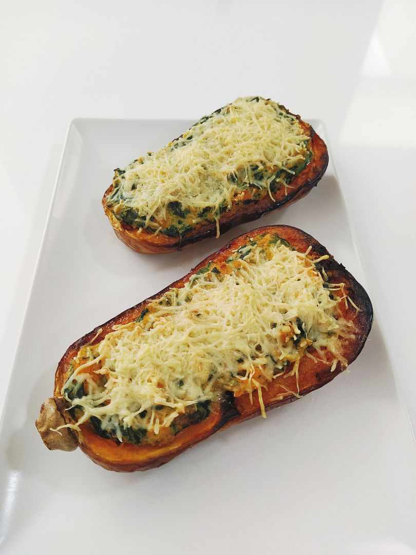 Calabaza rellena de espinacas y queso ricotta