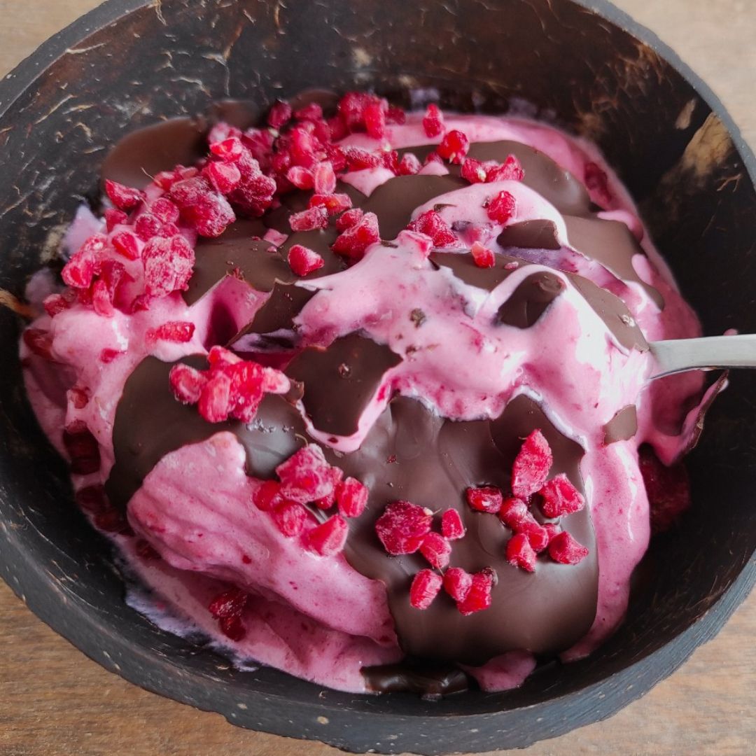 Helado de frambuesa con cáscara de chocolate