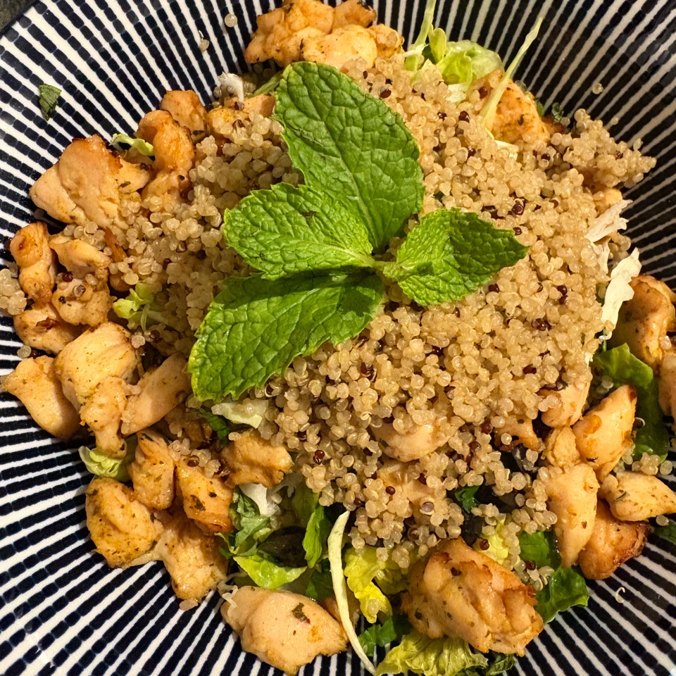 Ensalada de pollo y quinoa con salsa de yogur 