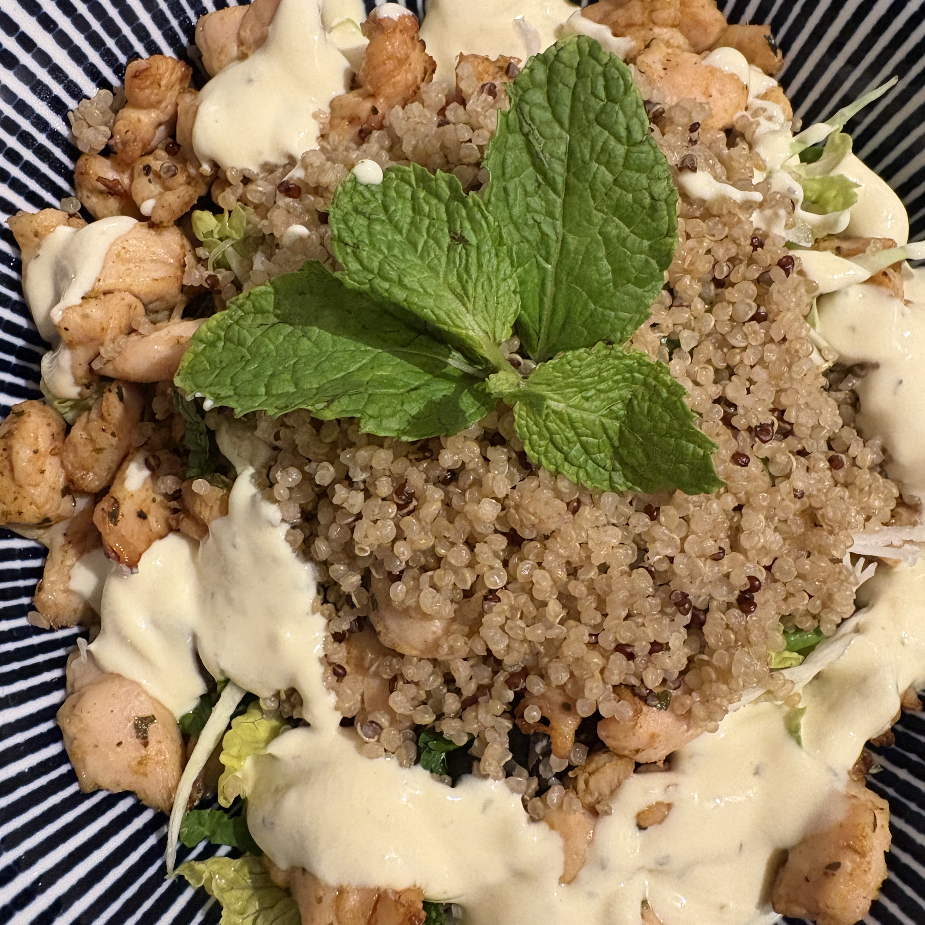 Ensalada de pollo y quinoa con salsa de yogur  Paso 6