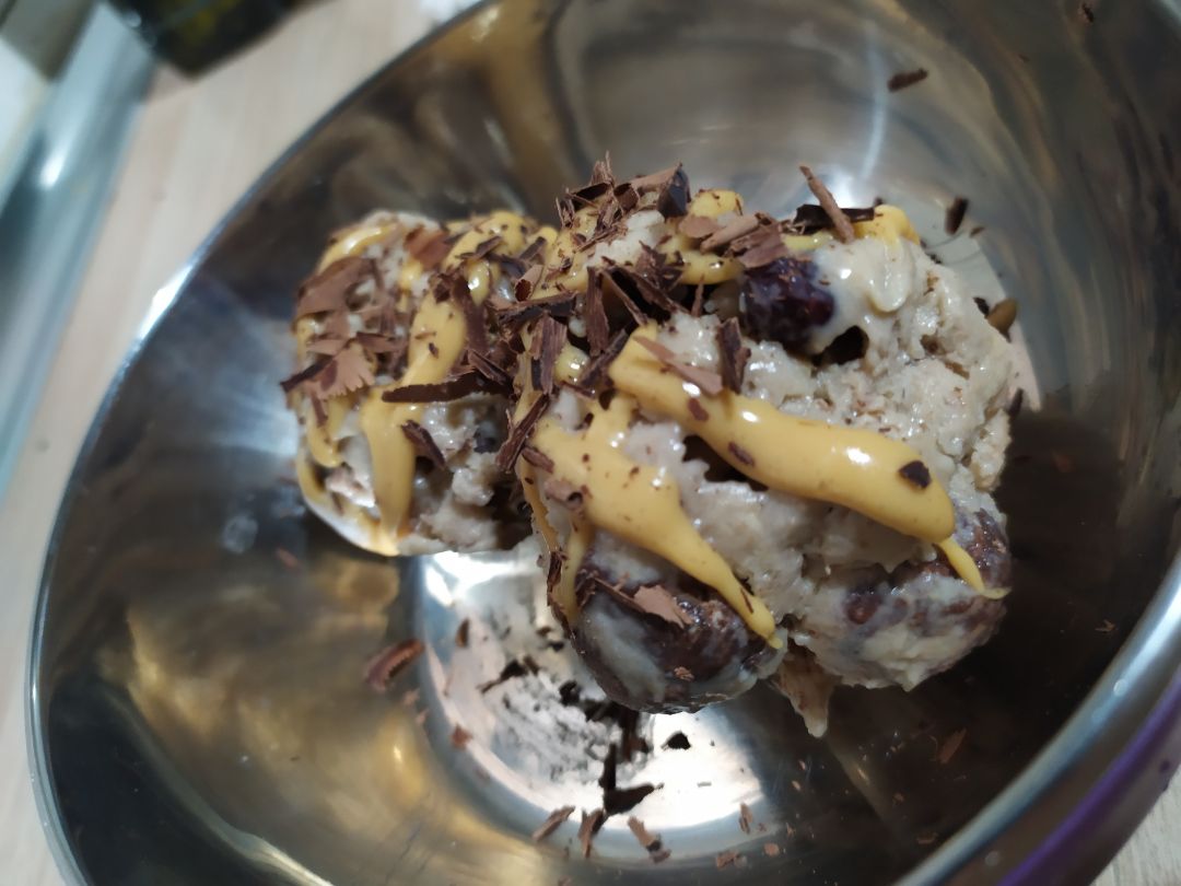 Helado de plátano y crema de cacahuete con masa de galletas