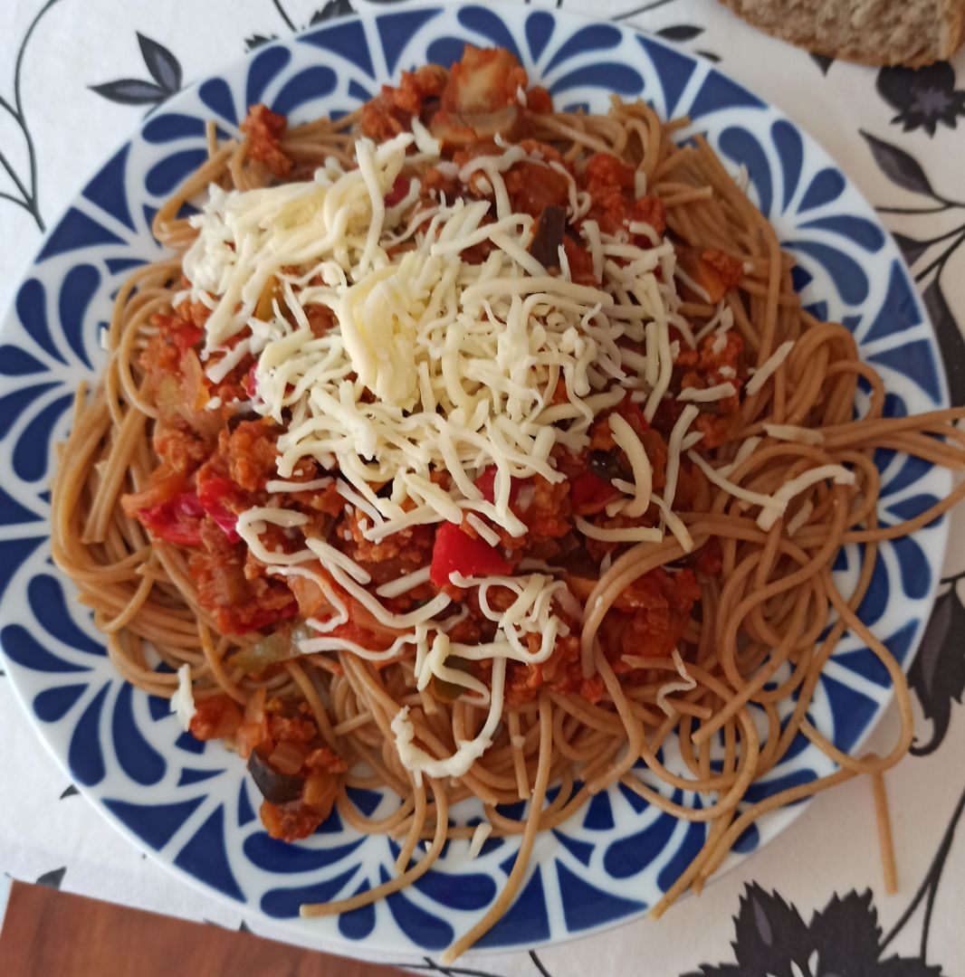 Pasta integral con boloñesa de soja texturizada