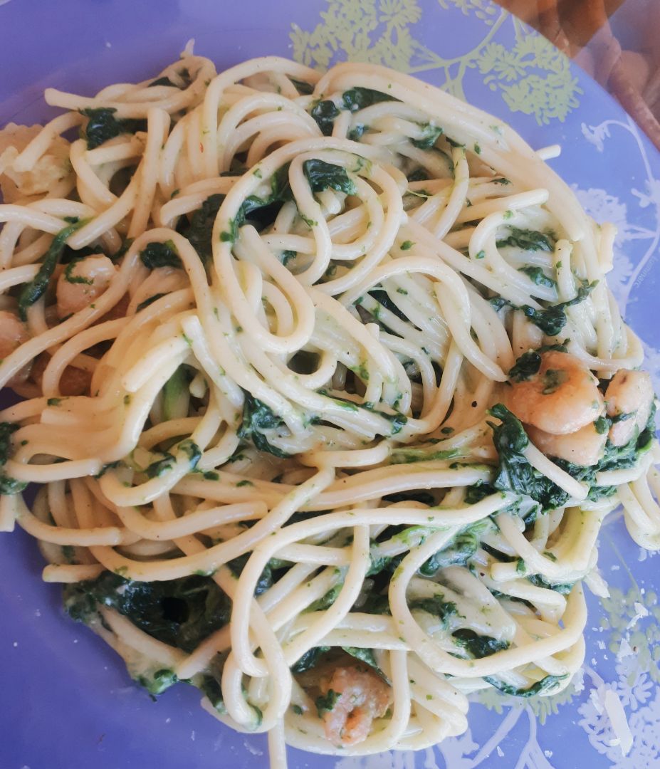 Espaguetis con salsa de espinacas y gambas