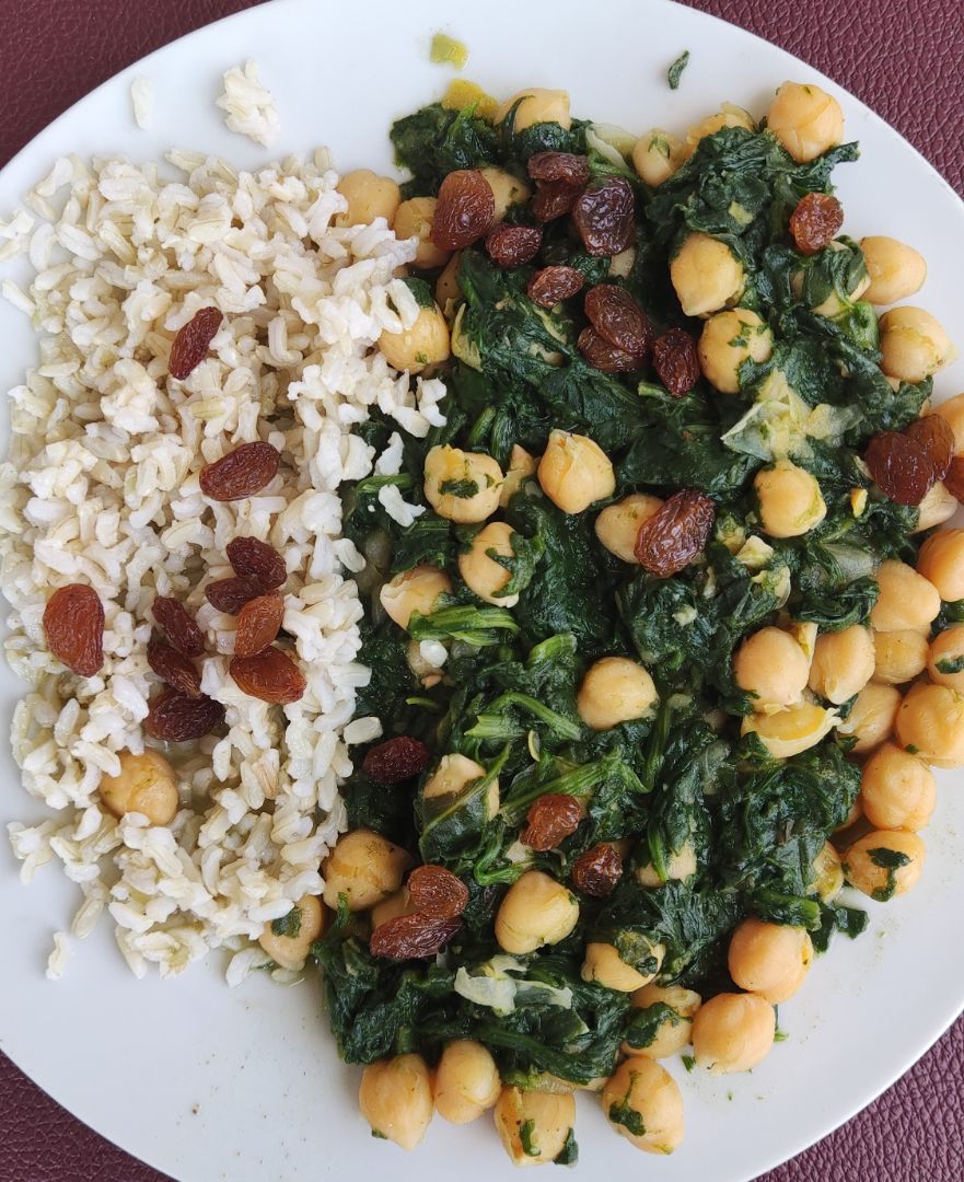 Curry ligero de garbanzos con espinacas acompañado de arroz integral Curry ligero de garbanzos con espinacas acompañado de arroz integral