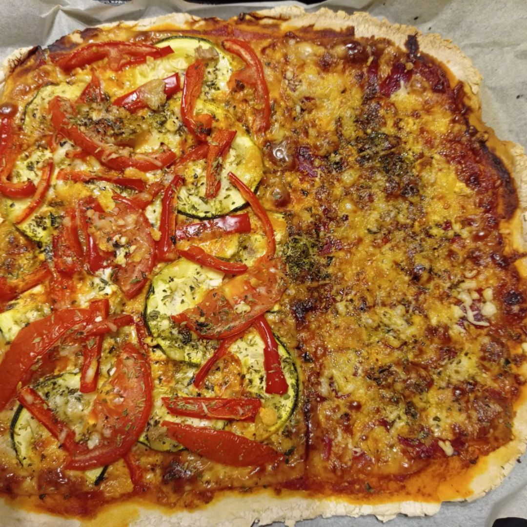 Pizza mitad vegetal - mitad jamón. Pizza mitad vegetal - mitad jamón.