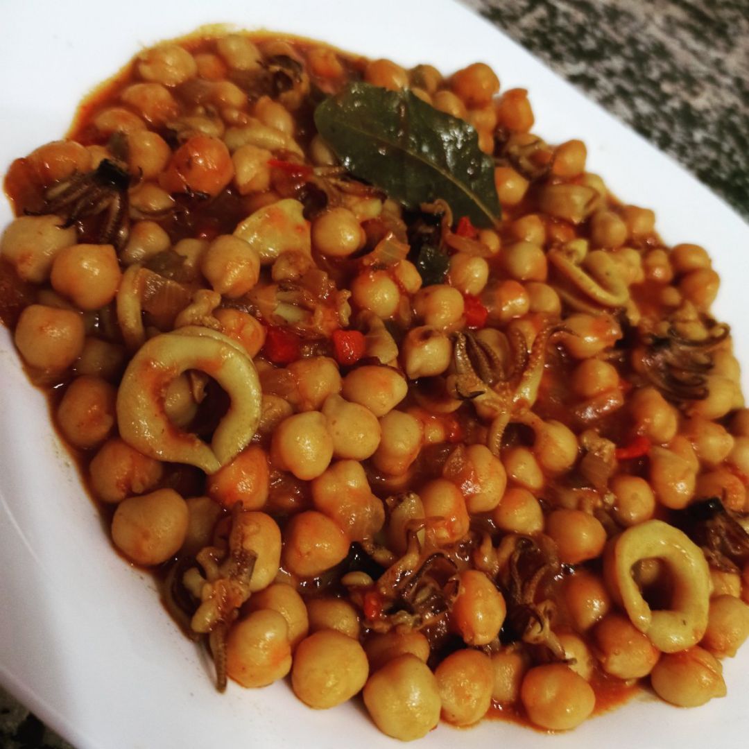 Garbanzos con calamar