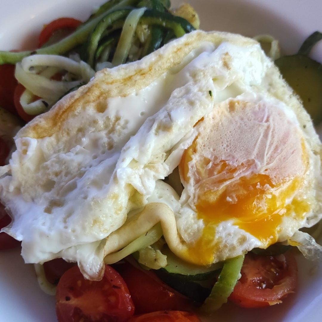 Espaguetis de calabacín con cherrys y huevo a la plancha