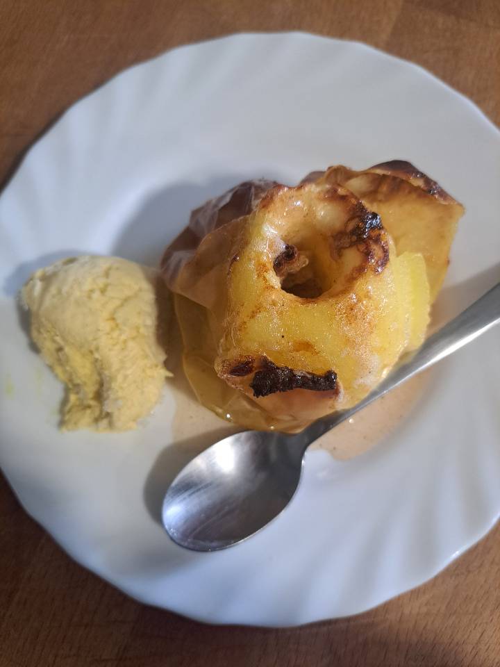 Manzana asada con helado de vainilla