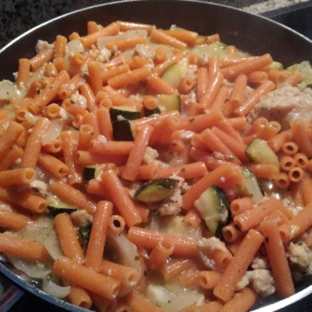Macarrones de lentejas rojas, con calabacín, pechuga de pollo y salsa roquefort
