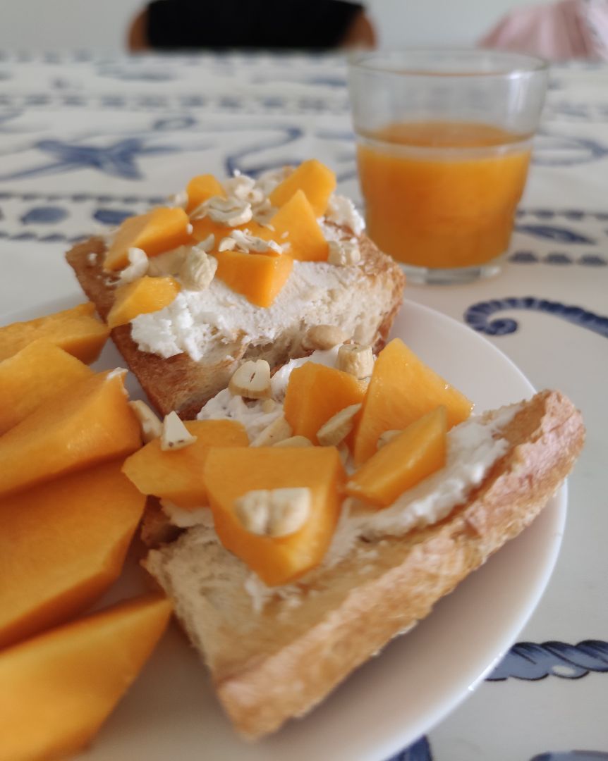 Tostada con queso, melocotón y frutos secos