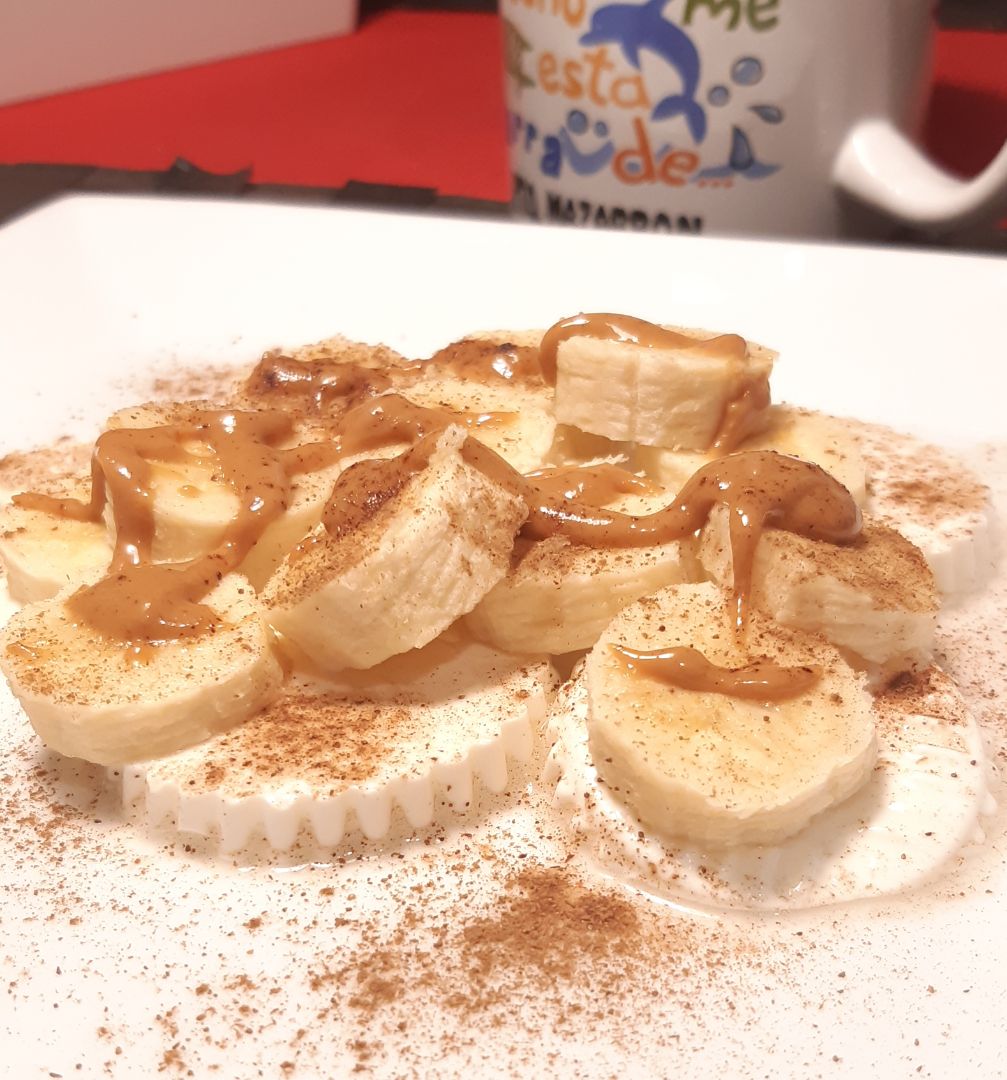 Queso fresco con platano y crema de cacahuetes Queso fresco con platano y crema de cacahuetes