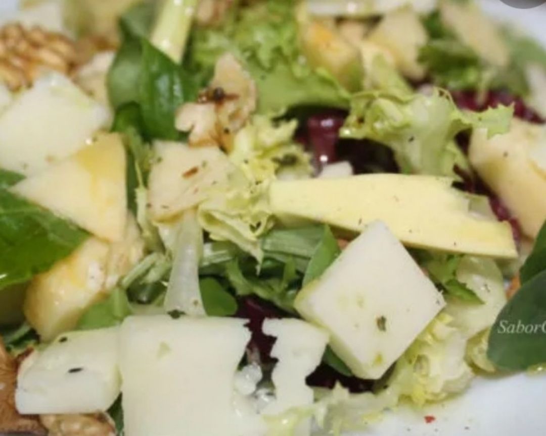 Ensalada de manzana, queso y nueces Ensalada de manzana, queso y nueces