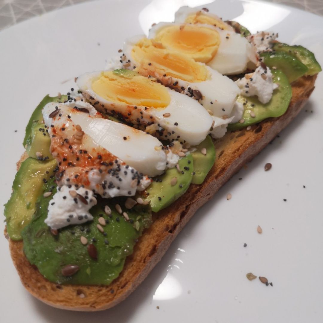 Tostada de aguacate con huevo