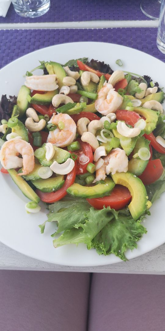 Ensalada de gambas, aguacate y anacardos Ensalada de gambas, aguacate y anacardos