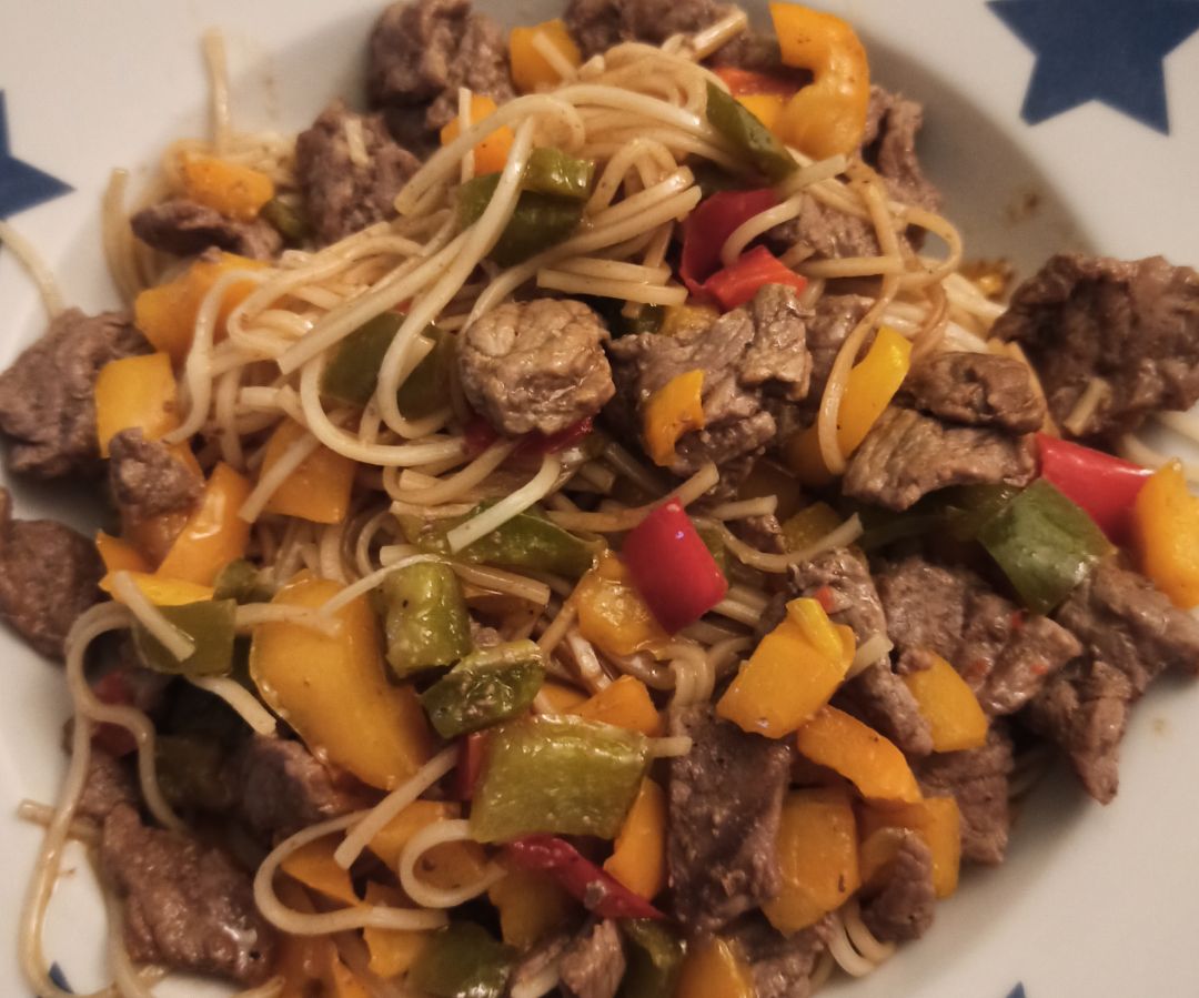 Noodles con ternera y pimientos tricolor Noodles con ternera y pimientos tricolor