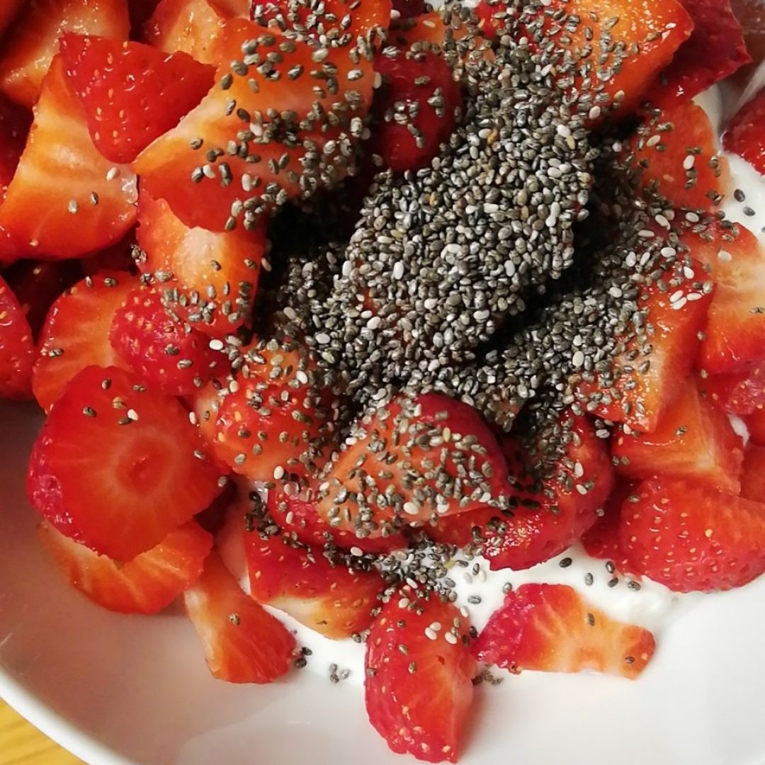 Queso batido con fresas y chia