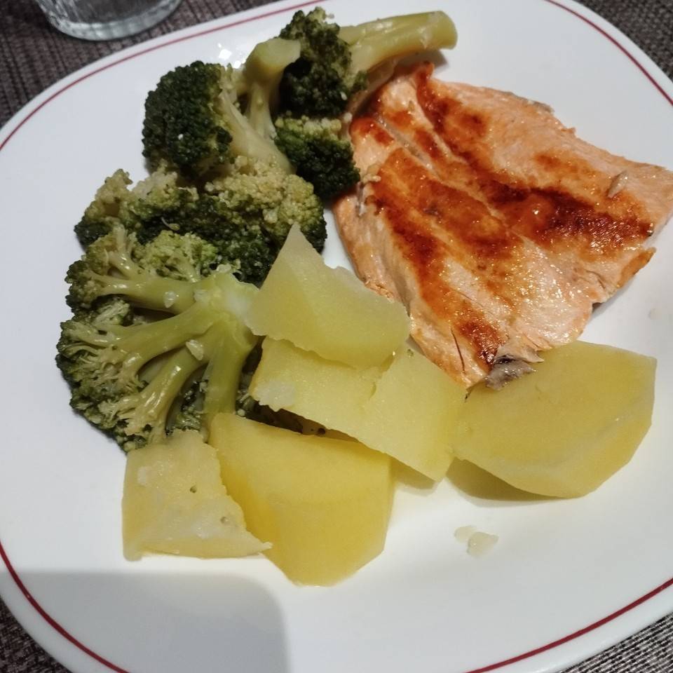Salmón a la plancha con brócoli y patata hervida. Salmón a la plancha con brócoli y patata hervida.