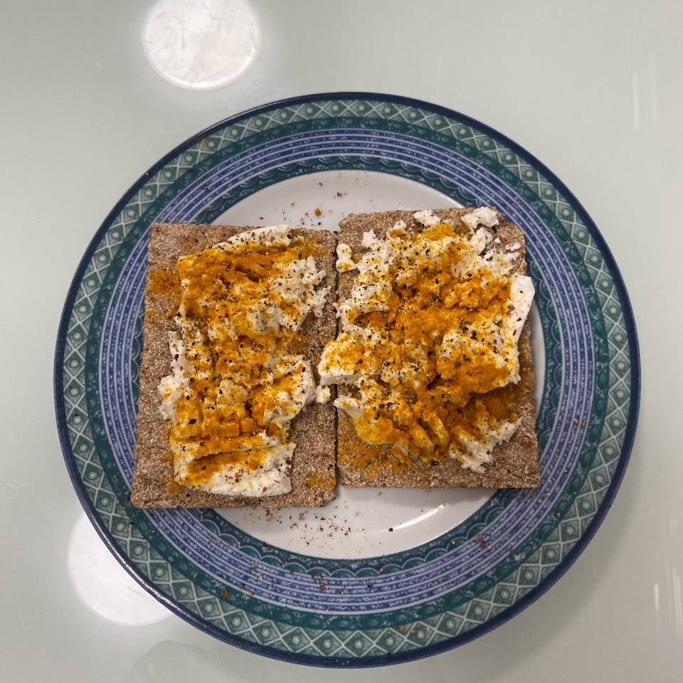 Tostada queso fresco sin lactosa, cúrcuma y pimienta