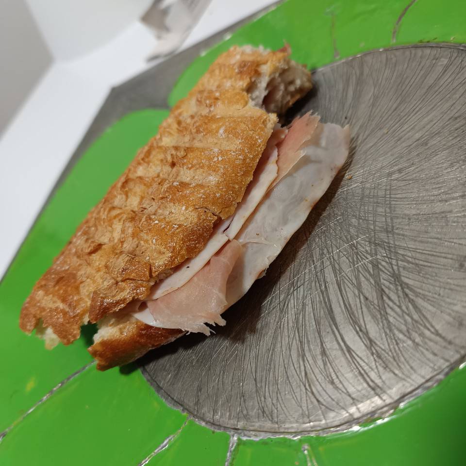 DESAYUNO :Pan dos lonchas de pavo cocido y una loncha de jamón serrano DESAYUNO :Pan dos lonchas de pavo cocido y una loncha de jamón serrano