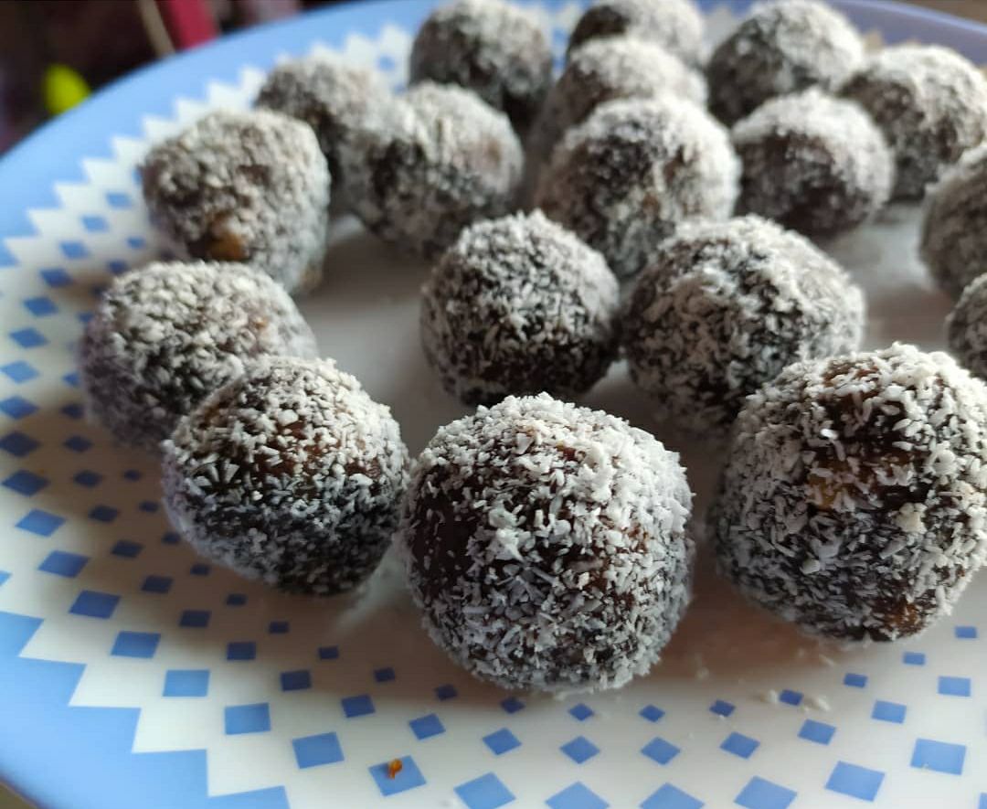 Bolitas de cacao, crema de cacahuete y coco Bolitas de cacao, crema de cacahuete y coco