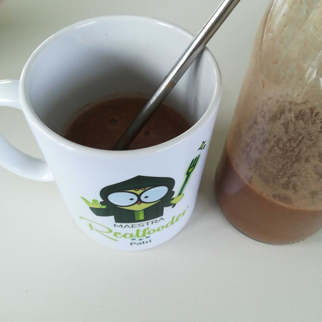 Batido de plátano con cacao y bebida de avena Batido de plátano con cacao y bebida de avena