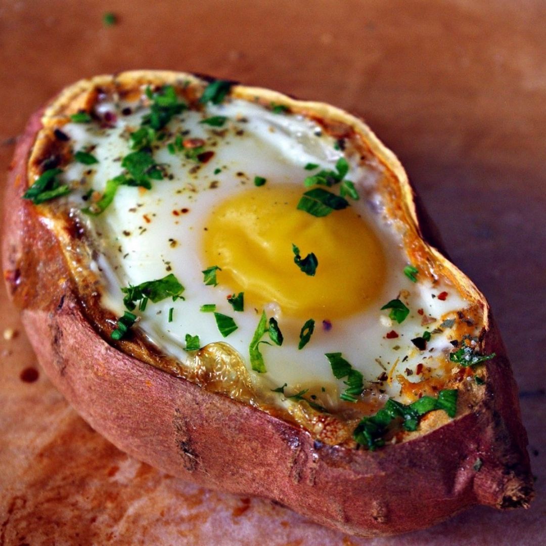 Boniato asado con queso y huevo