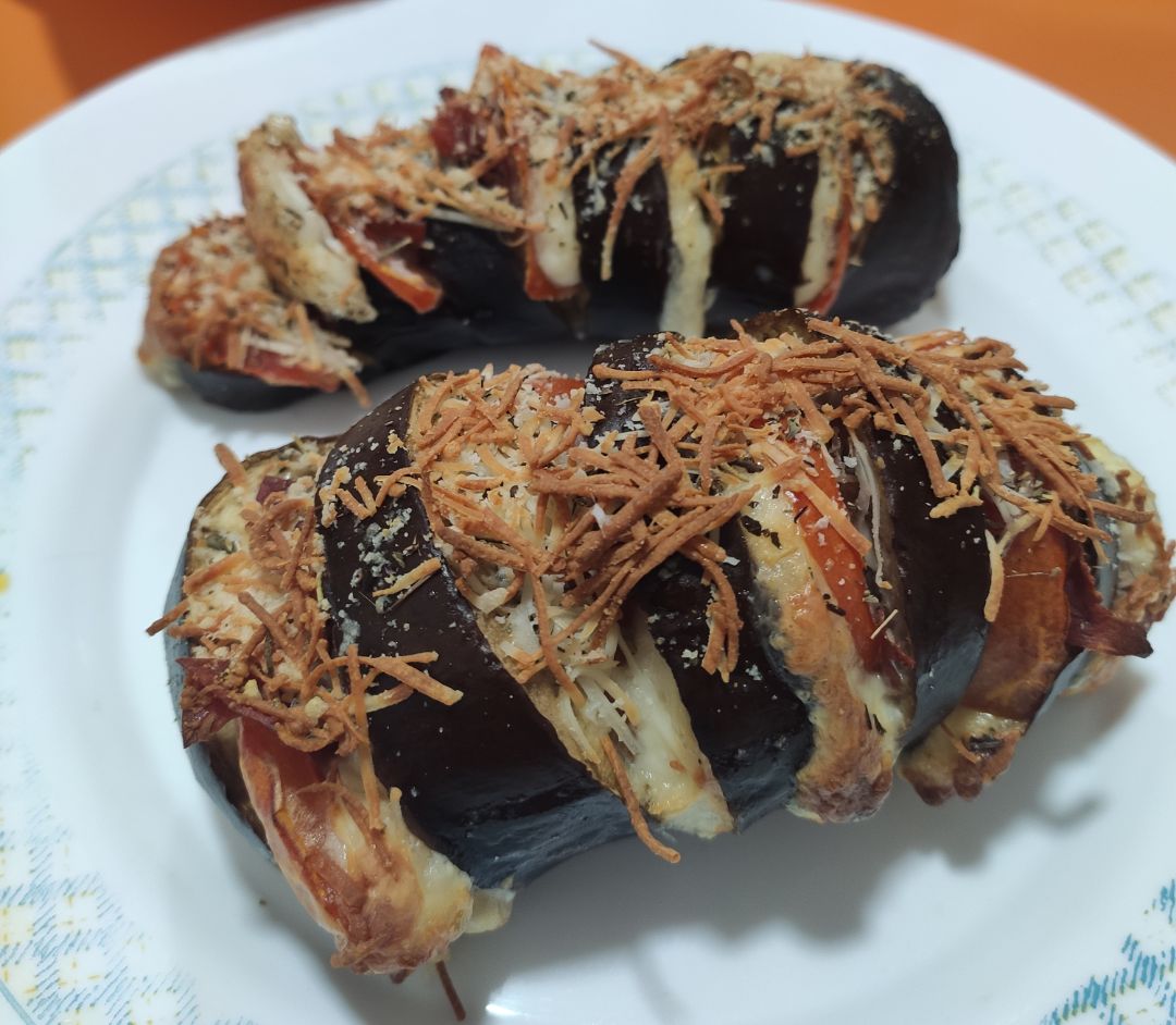 Berenjenas rellenas con tomate, mozarela y jamón Berenjenas rellenas con tomate, mozarela y jamón