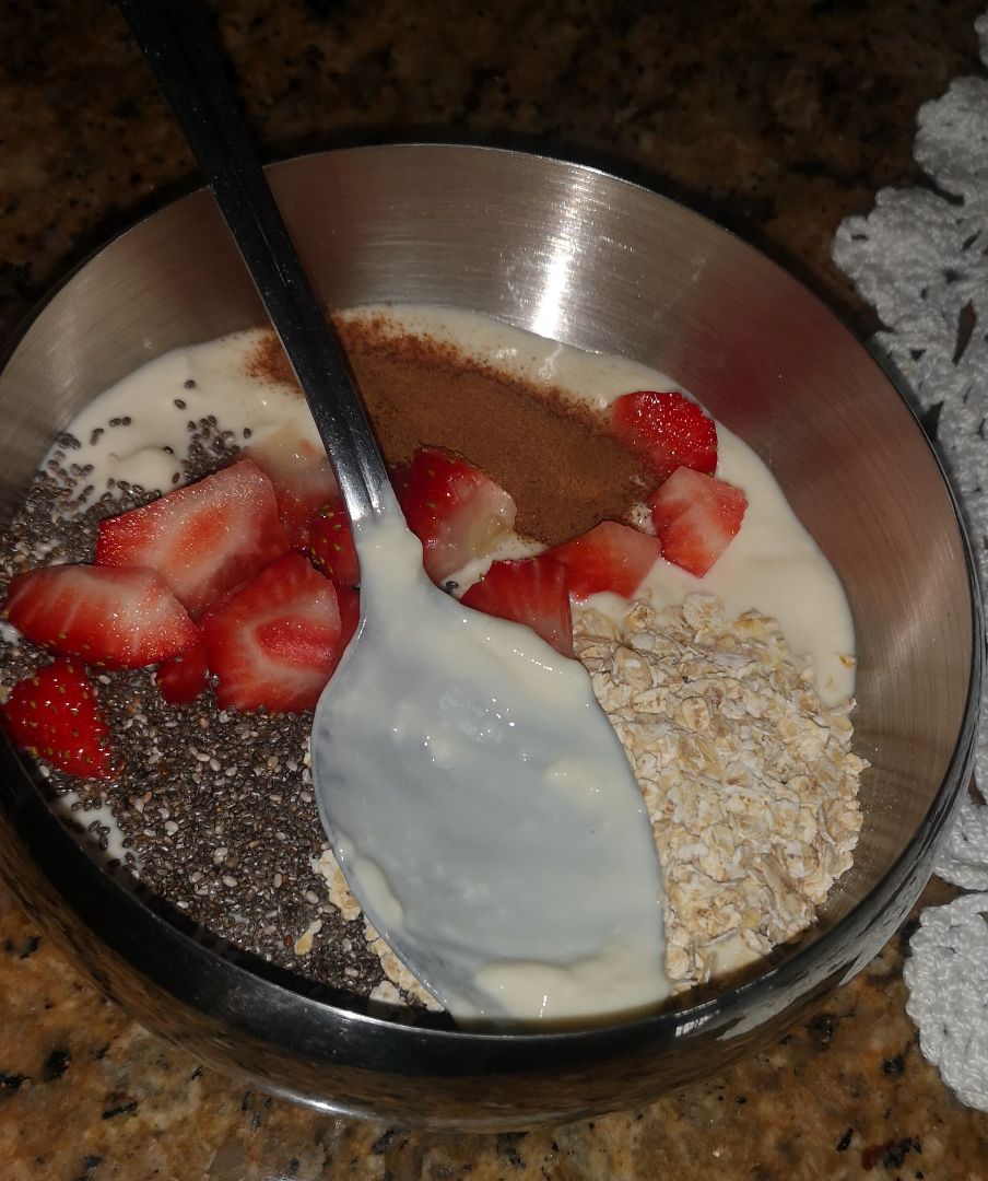 Yogurt 0% con fresa, avena, Chía y canela Yogurt 0% con fresa, avena, Chía y canela