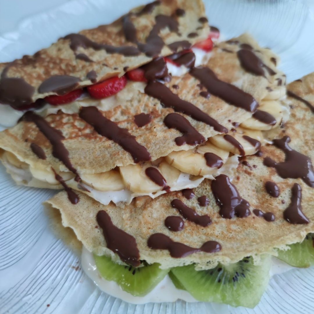 Crepes/creps de avena rellenos de yogur y fruta Crepes/creps de avena rellenos de yogur y fruta