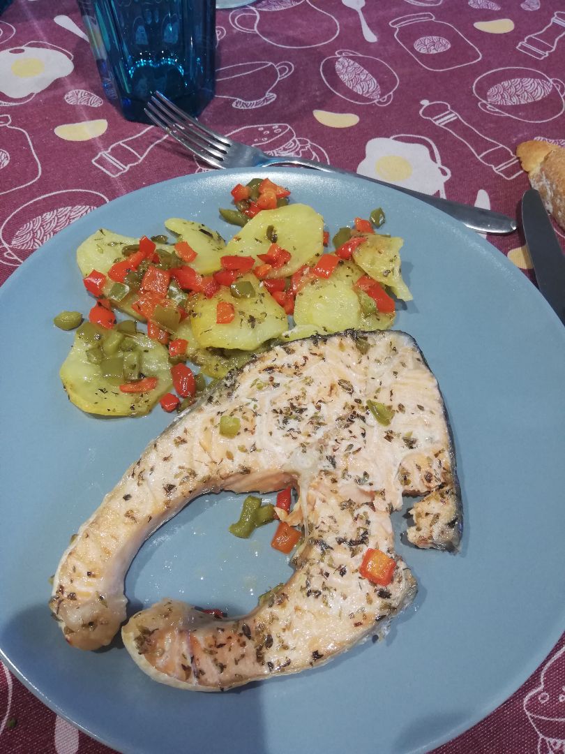 Salmón al horno con patatas panaderas y pimiento Salmón al horno con patatas panaderas y pimiento
