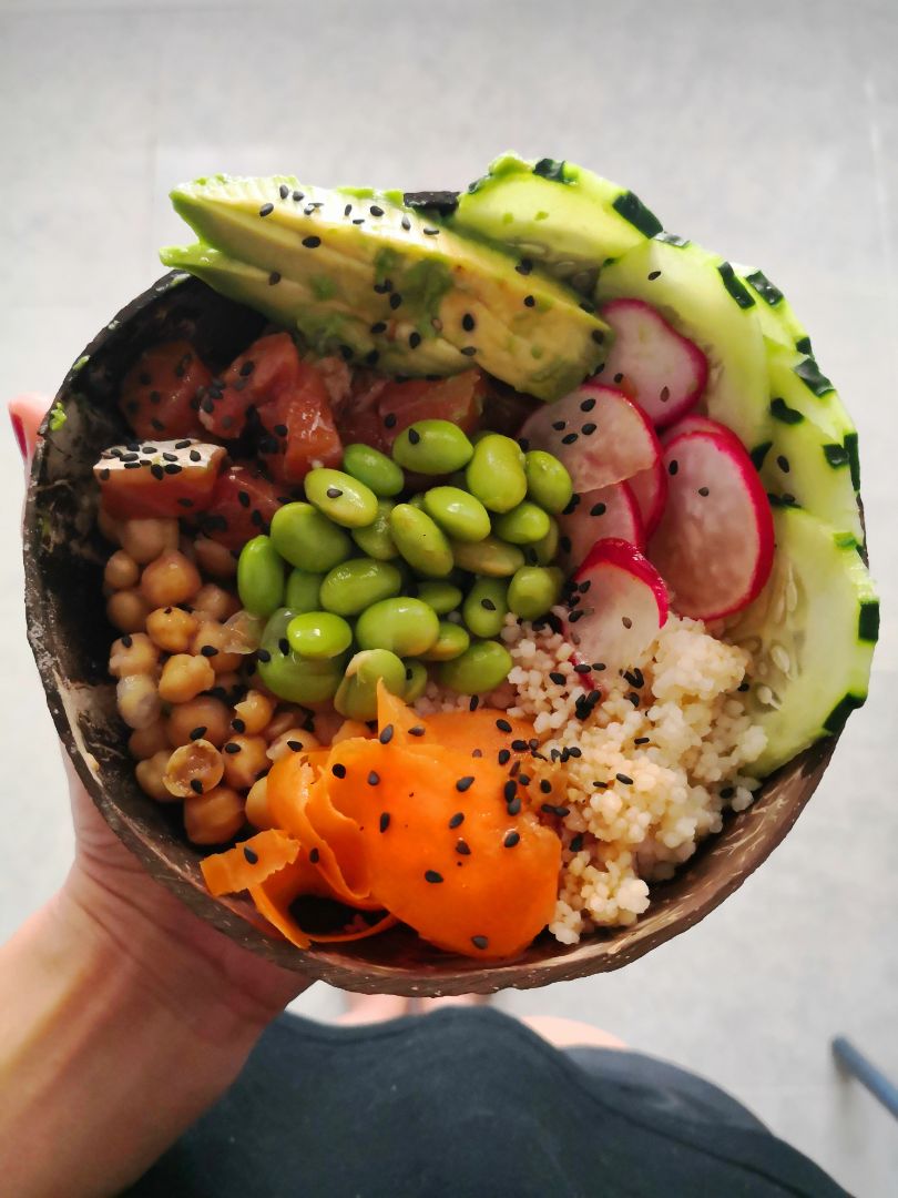 Poke bowl con base de garbanzos y cous cous Poke bowl con base de garbanzos y cous cous